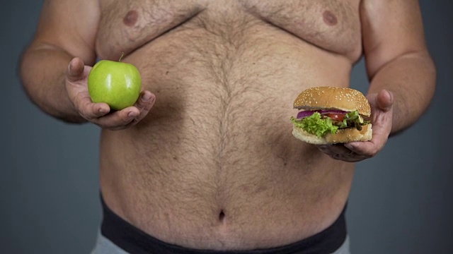 肥胖男性决定吃不健康、超重、胆固醇的食物视频下载