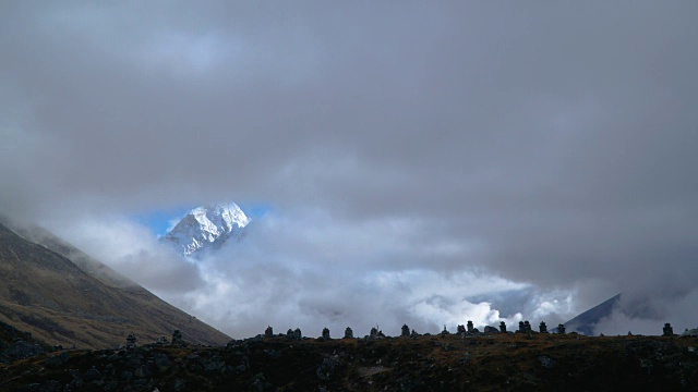 阿玛达布拉姆山上的云的运动视频素材