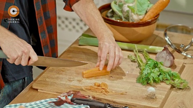 男厨师在烹饪节目现场制作蔬菜汤视频下载