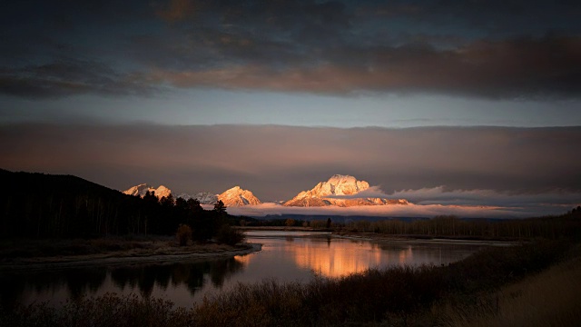 落基山脉反映在蛇河，大提顿国家公园，怀俄明州视频素材