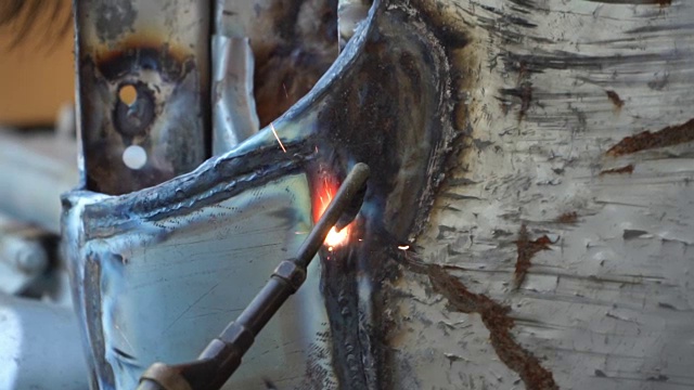 工人焊接金属。视频下载