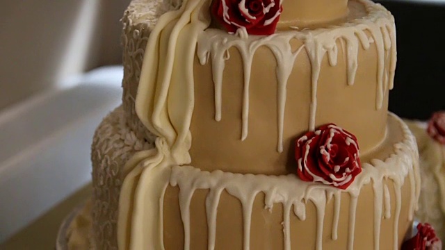 红色花朵装饰的婚礼蛋糕视频下载