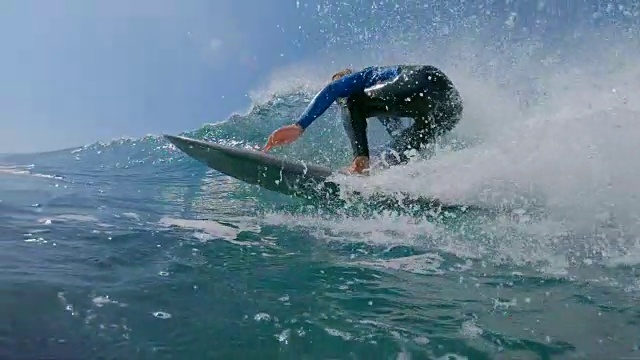 慢镜头，低角度，一个年轻人在阳光明媚的大自然中冲浪视频素材