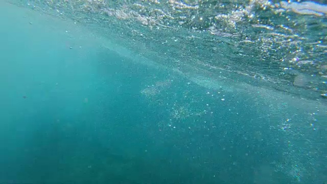 慢镜头，水下:欢快的冲浪运动员在著名的Lobos中冲浪。视频素材