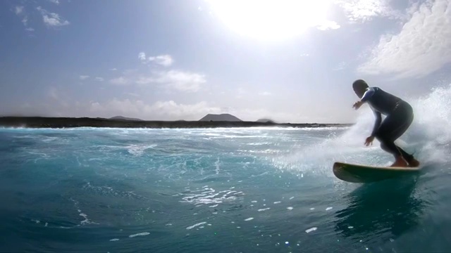 慢动作，镜头光晕:酷酷的冲浪者雕刻大海浪和溅水。视频购买