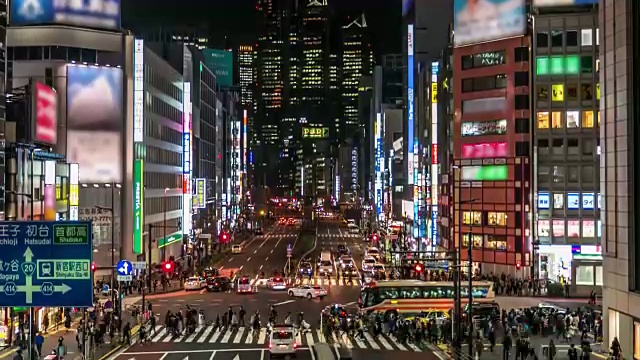 新宿晚上的交通状况视频素材