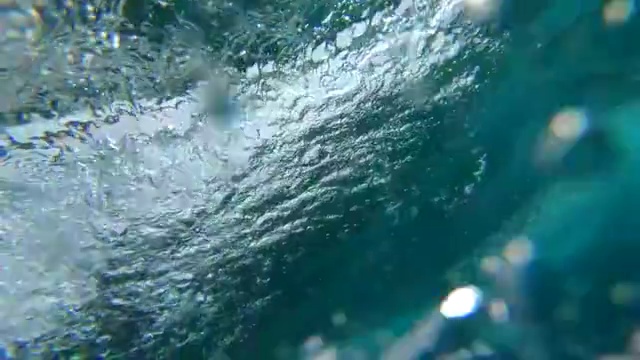 慢动作水下:水晶清晰桶波打破了摄像机在海洋视频素材