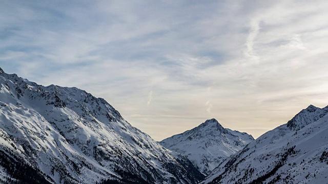 冬季傍晚的颜色与云移动在阿尔卑斯山山脉的时间流逝视频素材