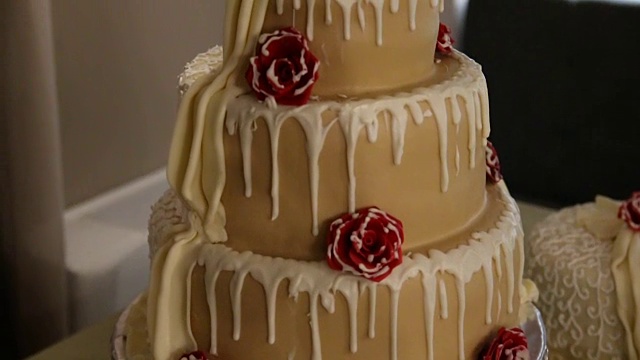优雅的婚礼蛋糕与鲜花视频下载