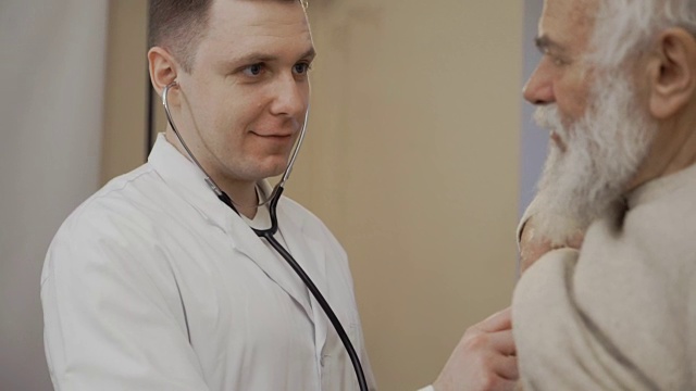 医生用听诊器听老人的心脏视频下载