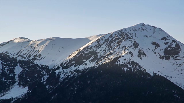 日落黄昏在雪山的山峰在冬季阿尔卑斯山时间流逝视频素材