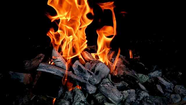 木炭在黑色背景上燃烧视频下载