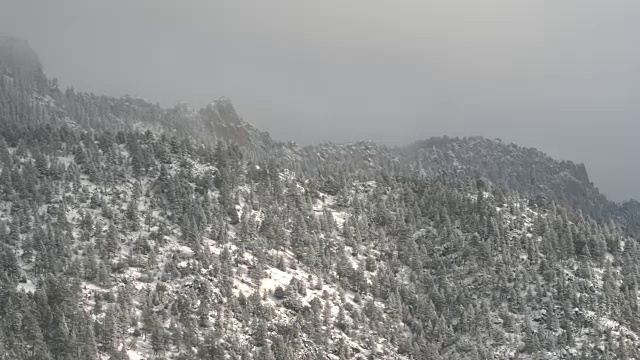 空中飞行在刚刚覆盖积雪的山上视频下载