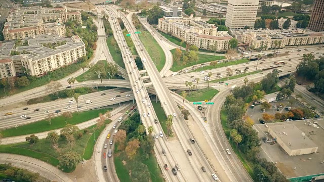 鸟瞰图洛杉矶，CA高速公路交叉口视频素材