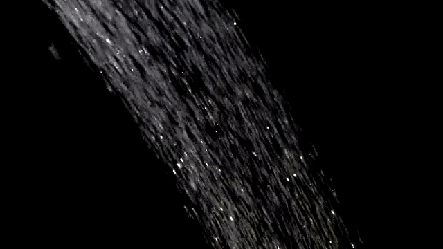 水在黑色背景上以慢动作流动视频素材