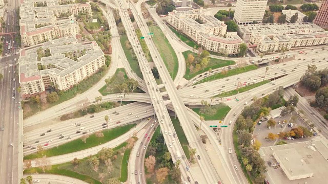 鸟瞰图的高速公路交叉口在洛杉矶视频素材