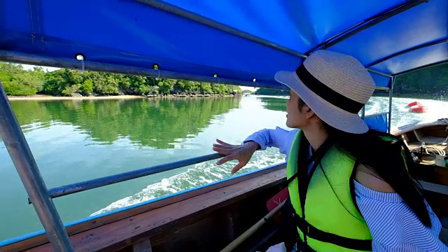 身穿救生衣的亚洲妇女在泰国甲米的拉伊雷的士船上视频素材