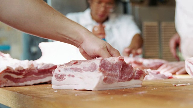 年轻的屠夫在肉店里准备肉，中间视频下载