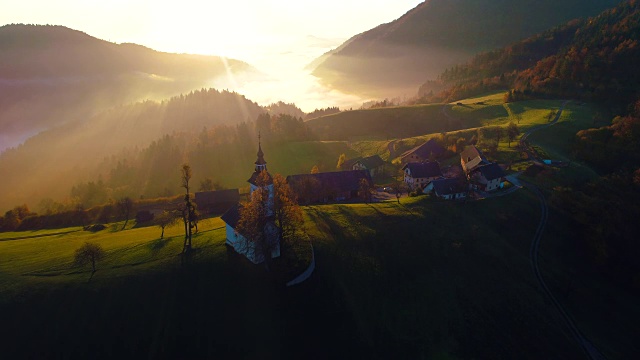 斯洛文尼亚萨瓦谷上游圣托马斯教堂的无人机拍摄。山的风景。视频素材