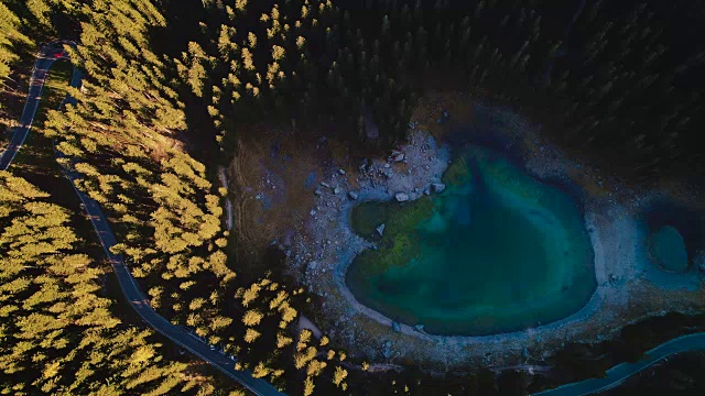 意大利阿尔卑斯山的高山湖泊和森林的无人机视图。凯瑞萨湖视频下载