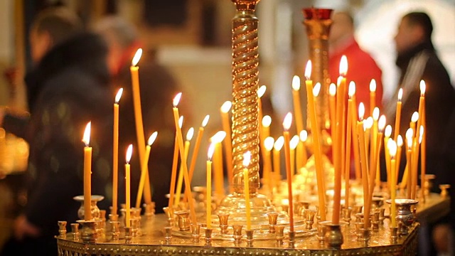教堂里燃烧着许多蜡烛，给人们带来安宁、祈祷视频素材