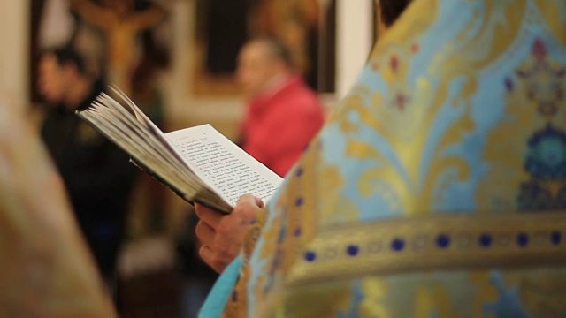 东正教牧师诵读圣诗，主持节日仪式，祷告视频下载