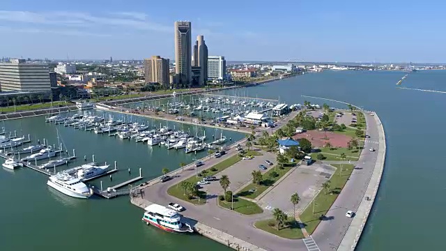 无人机视图的科珀斯克里斯蒂，德克萨斯州，美国t头海湾前市中心的海湾阳光明媚的下午视频下载