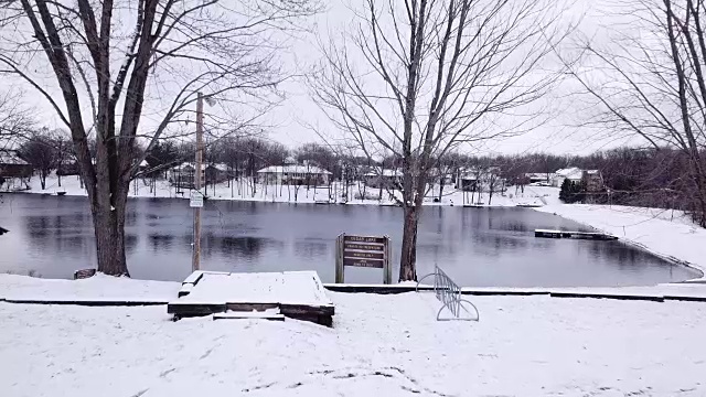 落在结冰湖面上的雪视频素材