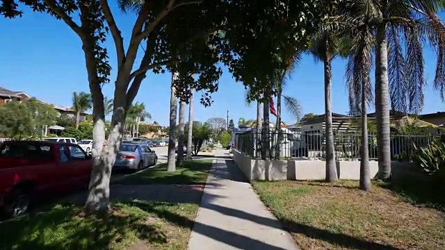 两段在圣地亚哥行走的4K视频视频素材