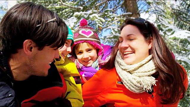 年轻的白种人家庭一起户外冬季高山活动视频素材