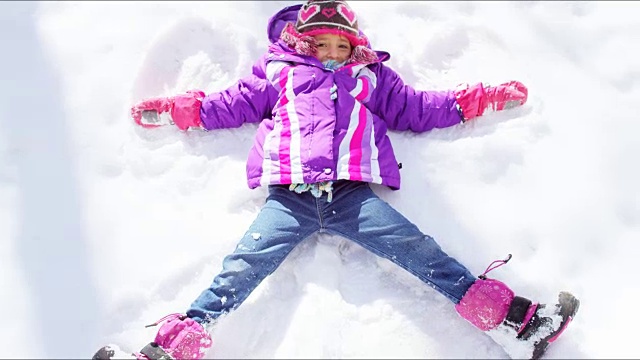 肖像快乐的年轻白人女孩户外滑雪度假视频下载