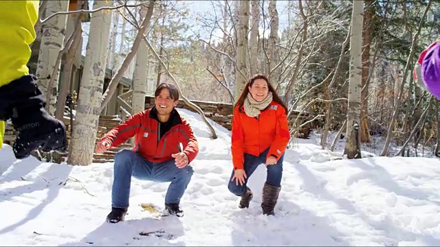 白种人的孩子父母享受户外冬雪假期视频素材
