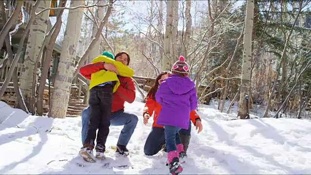 快乐的白人家庭户外冬季滑雪板度假胜地视频素材