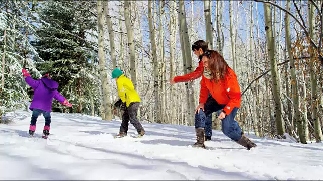 白种人父母孩子寒假穿着滑雪服视频下载