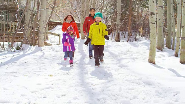 白种人父母孩子寒假穿着滑雪服视频素材