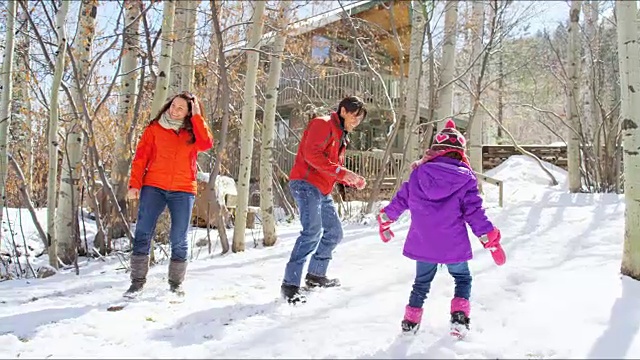 活跃的年轻白种人家庭户外冬季滑雪度假视频素材