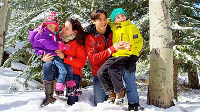 快乐的白人家庭户外冬季滑雪板度假胜地视频素材