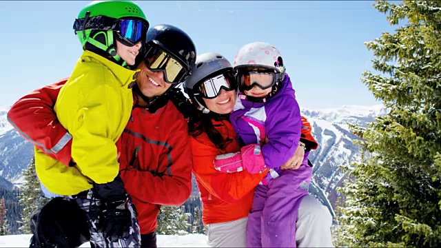 肖像白种人家庭冬季度假穿着滑雪服视频素材