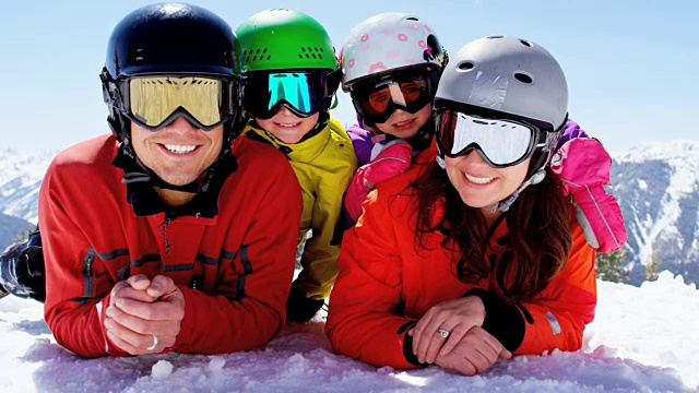 描绘年轻的白人家庭户外冬季滑雪度假视频素材