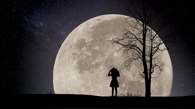 女孩看夜星时间流逝与超级月亮的背景视频素材