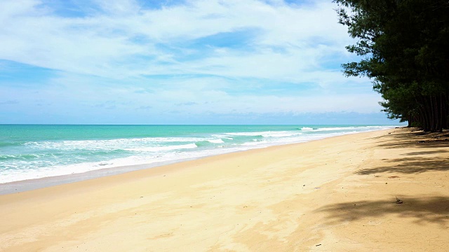热带安达曼海景美丽的海滩在泰国普吉岛与海浪冲击沙滩视频素材