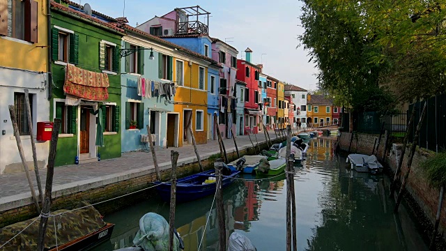 意大利，威尼托，威尼斯，布拉诺，威尼斯泻湖，有运河和船只的五颜六色的房子视频素材