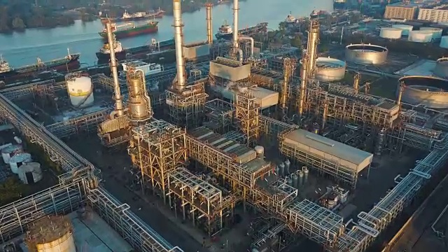4k亚洲大型炼油厂设施鸟瞰图视频素材