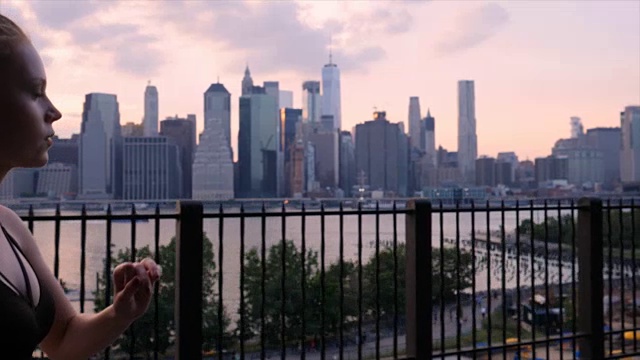 年轻女子在纽约海滨夕阳下锻炼视频素材