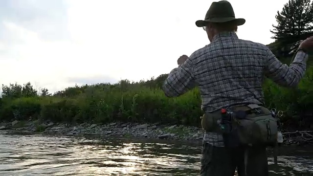 河边钓鱼的人视频素材