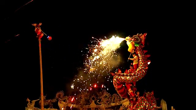 在中国农历新年的晚上，舞龙和烟花表演。视频下载