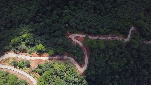 泰国Mae Hong Son省的道路俯视图。视频素材
