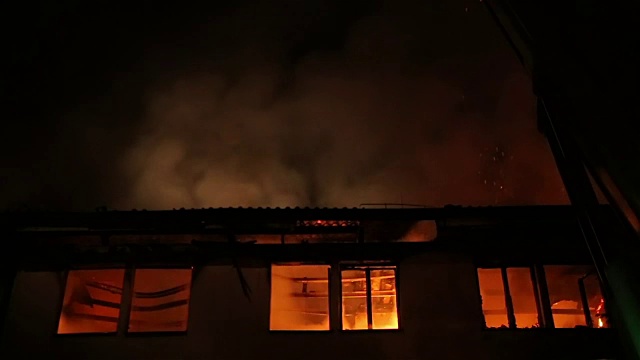 公寓大楼在晚上着火视频素材