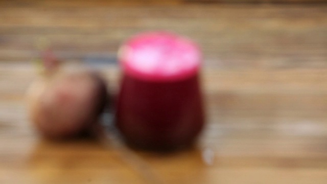 桌子上玻璃杯里的甜菜汁视频素材