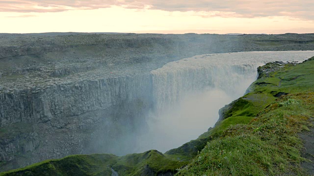 美丽的瀑布在冰岛的夏天视频素材